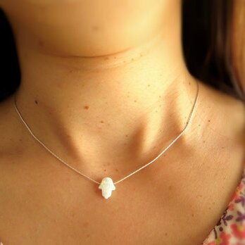 white opal hamsa 白オパールハムサネックレスの画像