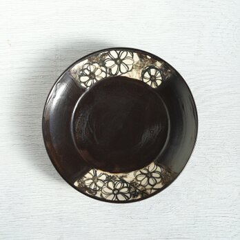 黒い絵替わり皿（菊）の画像
