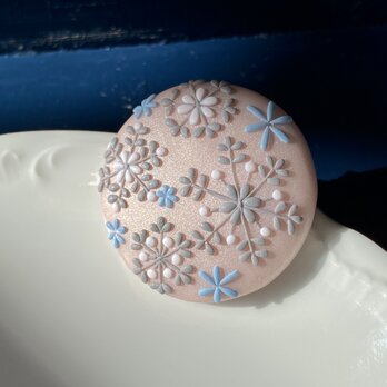 大きいまるブローチ 雪の結晶（ピンク） / ポリマークレイの画像