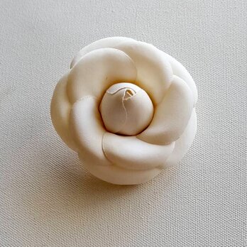 カメリアの布花ミニコサージュ‐オフホワワイト-の画像