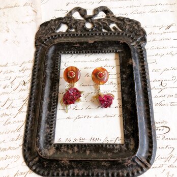 小さなバラとフランスボタンのイヤリングの画像