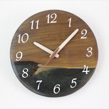 小さな世界が見えるかも？　直径22cm-01　木とレジンの掛け時計　River clockの画像
