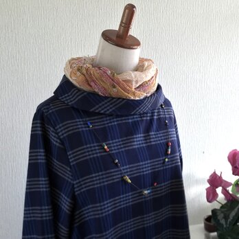 襟と裾が特徴の春ワンピ　フランネル・ブルーチェック巾着袋つきの画像