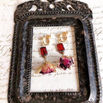 小さなバラと赤いテーブルカットチェコビーズのイヤリングの画像