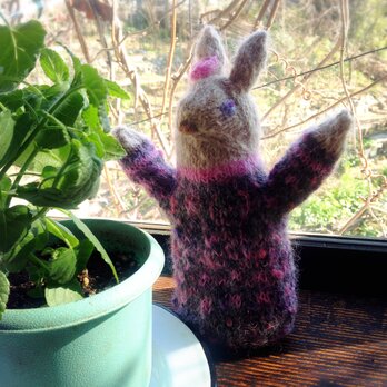 【北欧風】ピンクの花飾りのウサギの編みぐるみの画像