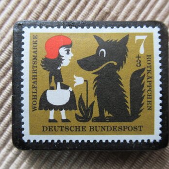 ドイツ　童話　赤ずきん　切手ブローチ　5927の画像