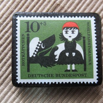 ドイツ　童話　赤ずきん　切手ブローチ　5928の画像