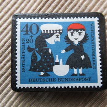 ドイツ　童話　赤ずきん　切手ブローチ　5930の画像