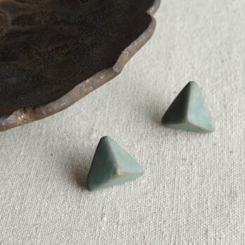『錆び色の三角錐』耳飾り　ピアス／イヤリング　緑青　くすみ　スモーキー　f-27-2の画像