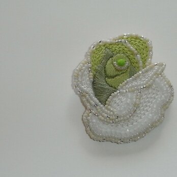 薔薇*若草　ビーズ刺繍ブローチの画像