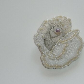 薔薇*ecru　ビーズ刺繍ブローチの画像