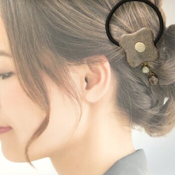 【信楽焼】優しい背中　ブローチ　ヘアゴム　伝統工芸　陶器　粉引　北欧の画像