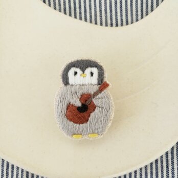 penguinとウクレレ刺繍ブローチ【受注製作】の画像