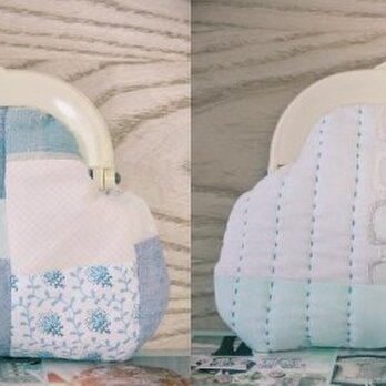 白い刺繍生地とパッチワークのがまぐち（がま口）の画像