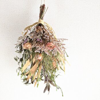 自家栽培ハーブの春色スターチスとアンティークバラとグレビレアゴールドのドライフラワースワッグの画像