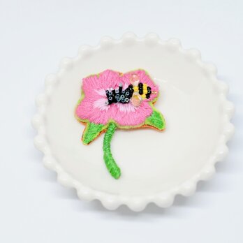 刺繍ブローチ　花とハチ　ピンクの画像