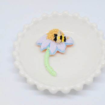 刺繍ブローチ　花とハチ　パープルの画像