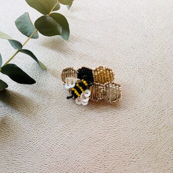 刺繍ブローチ ミツバチとハニーの画像