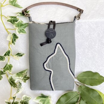 手刺繍のグラデーションねこスマホポーチ　グレー×モノクロ猫