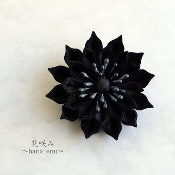 つまみ細工　黒の花コサージュ《ブラックフォーマル、男女兼用》の画像