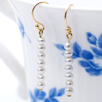 K18 極小本真珠の7粒ピアス ホワイト系 日本製18金 刻印有 金属アレルギー対応【Luxe】の画像