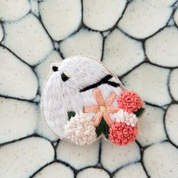 シマエナガとお花刺繍ブローチ【受注製作】の画像