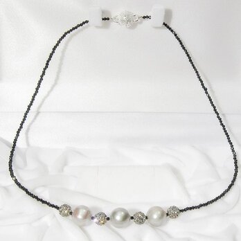 本真珠（淡水）とブラックスピネル、高級宝飾品用ボールのネックレス（マグネット）の画像