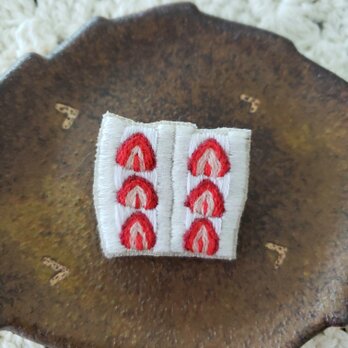 イチゴサンドの刺繍ブローチ【受注製作】の画像