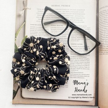 ⭐️13点売れました⭐️ おしゃれな 刺繍 黒 ブラック 花柄 シュシュ ヘアゴム♪の画像