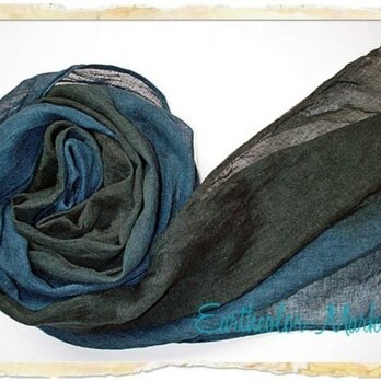 自然染め　リネンのストール（藍と黒のグラデーション）の画像