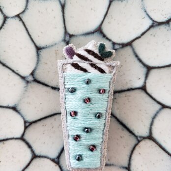 チョコミントドリンクの刺繍ブローチ【受注製作】の画像