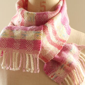 手織り　かすり染め糸のミニマフラー（ピンク）の画像