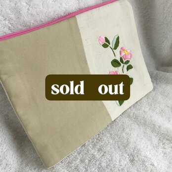 椿刺繍のフラットポーチ（ピンク）