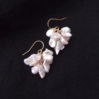 Petit Petal Pearl Earrings【K14gf】花びらパールのふさふさピアス／mediumの画像