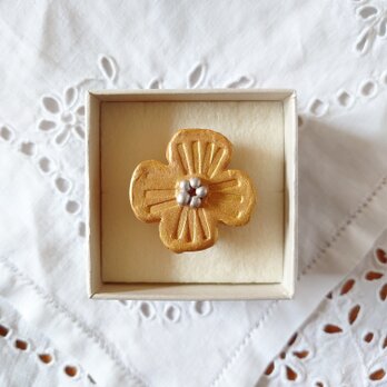 花摘み（ゴールド）　陶土ブローチの画像