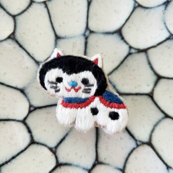 張り子犬の刺繍ブローチ【受注製作】の画像