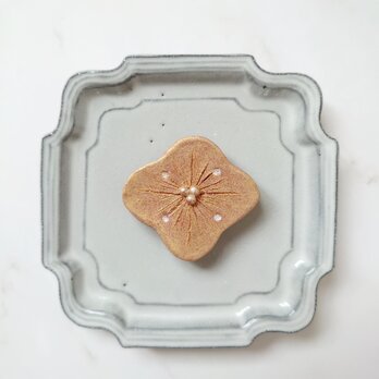 和の花（ピンクゴールド）　陶土ブローチの画像