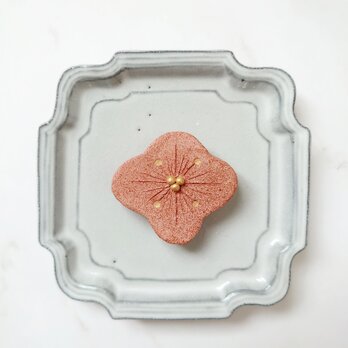 和の花（サーモンピンク）　陶土ブローチの画像