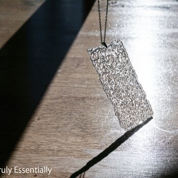 無色透明ガラスのネックレス -「 灯りのたね 」● 85x45 (mm)・光沢の画像