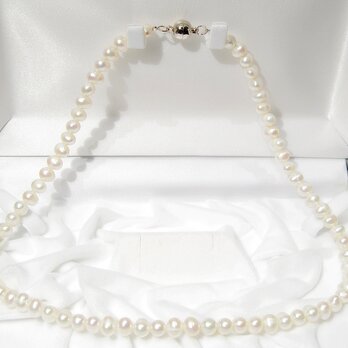 5.5mm本真珠（淡水）のネックレス（43.5cm、マグネット、ホワイト、ナチュラルカラー）の画像