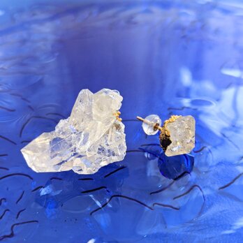 水晶クラスター アシンメトリーピアス トマスゴンサガ産の画像