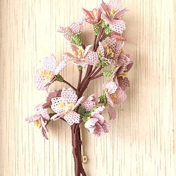 縫い針で編むレース　桜のブローチの画像