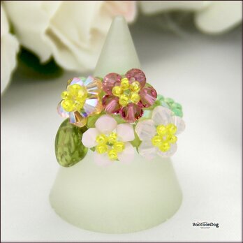 スワロフスキー桃色のお花達リング（スワロフスキー ビーズリング）《ビーズアクセサリー》の画像