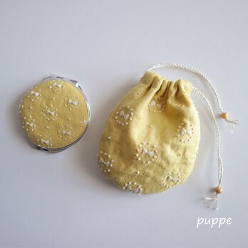 リネンで作った刺繍の小さなミラーと巾着のセット(リボンモチーフ)の画像