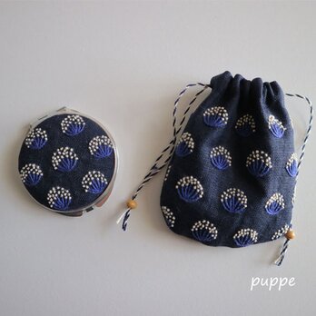 リネンで作った刺繍の小さなミラーと巾着のセット(青いお花モチーフ)の画像