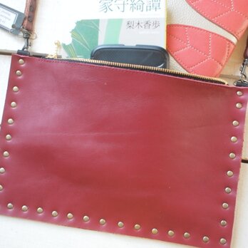 本革ポーチ　ワインレッド色ポーチ　プルンと厚め