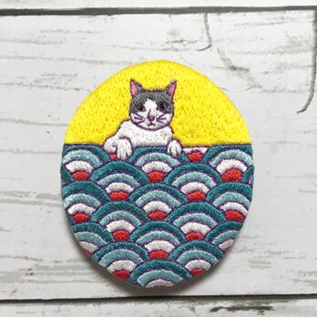 猫刺繍ブローチ＊青海波と猫の画像