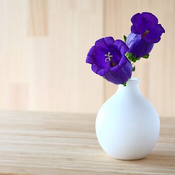 白い磁器の丸い一輪挿し (フラワーベース、花器、花瓶、陶器)studiobwanjiの画像