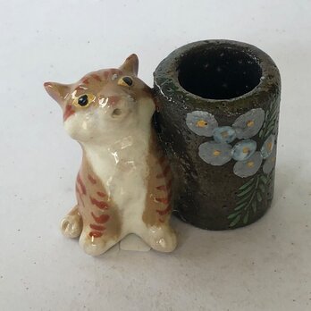 陶のスタンド「びっくり顔のトラ猫」の画像