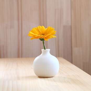 白い磁器の丸い一輪挿し (フラワーベース、花器、花瓶、陶器)studiobwanjiの画像